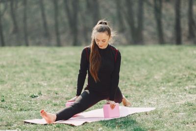 Wie viele Yoga-Blöcke braucht man - Frau mach Yoga mit Yoga Blöcken