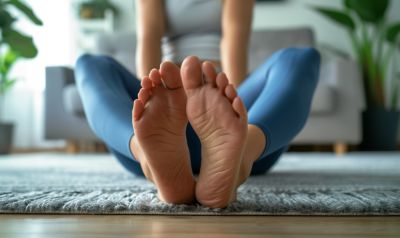 Yoga für die Füße - Frau stretcht Fuß 2